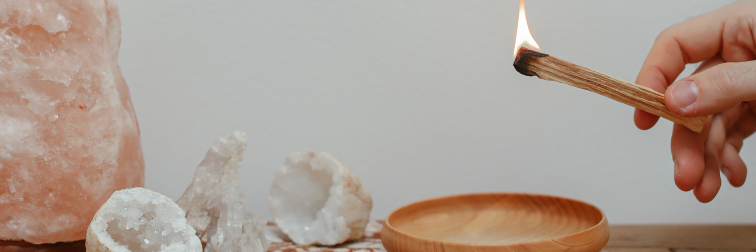 Palo Santo brennen, Edelsteine, Kristalle